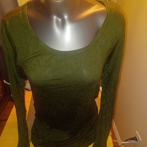 Free Kisses Dark Olive Green Long Sleeve Shirt Size Medium NWT